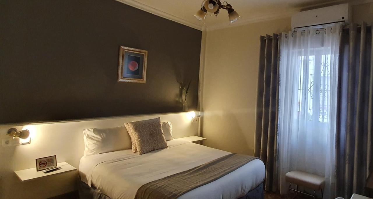 Luna-Guest Rooms Alcalá de Guadaira Exterior foto