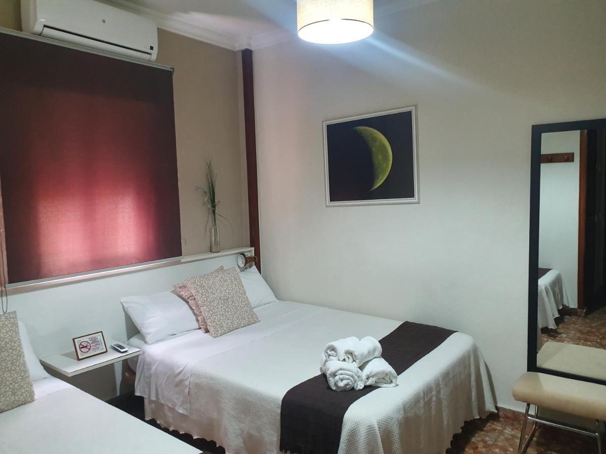 Luna-Guest Rooms Alcalá de Guadaira Exterior foto