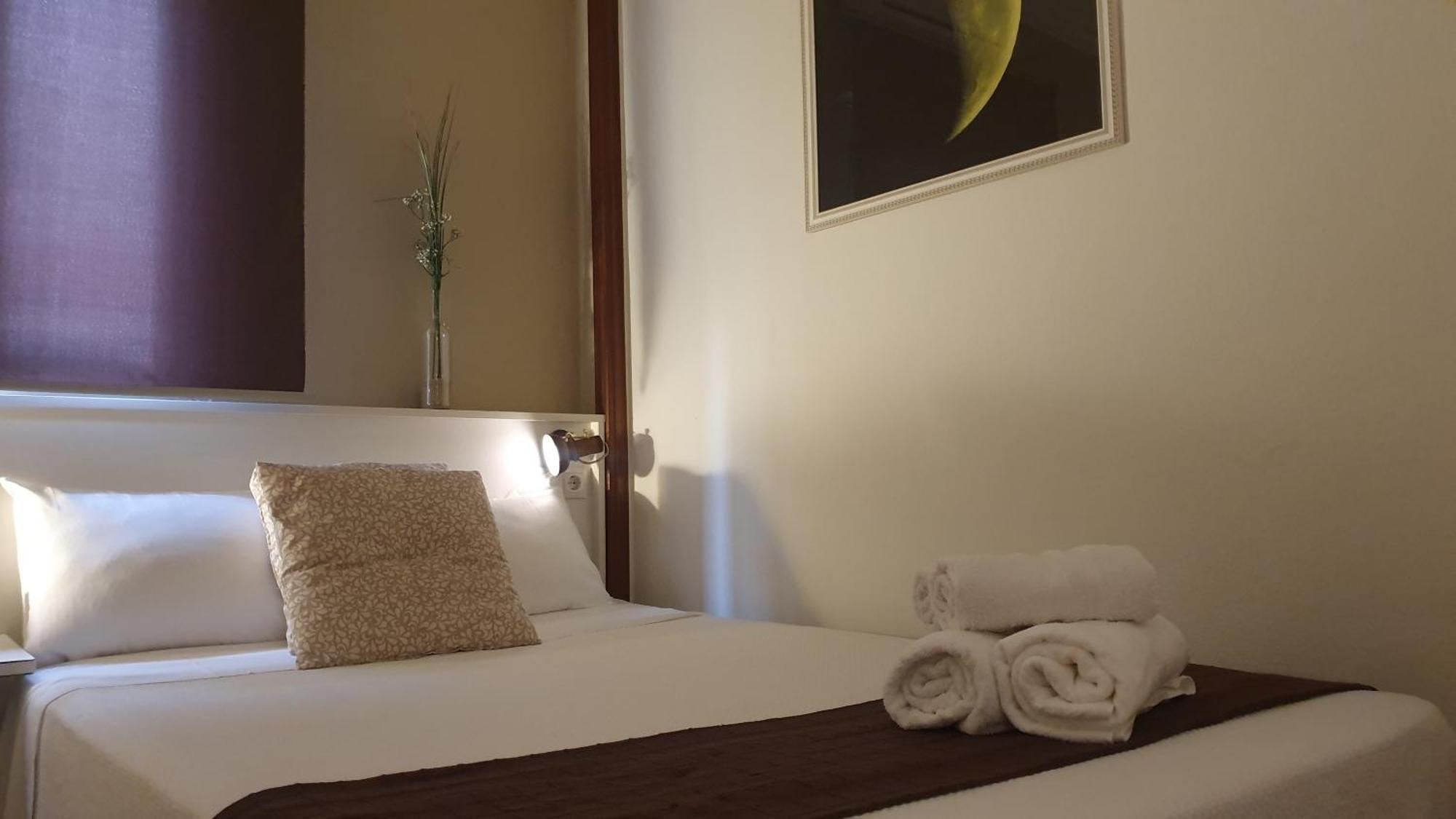 Luna-Guest Rooms Alcalá de Guadaira Exterior foto