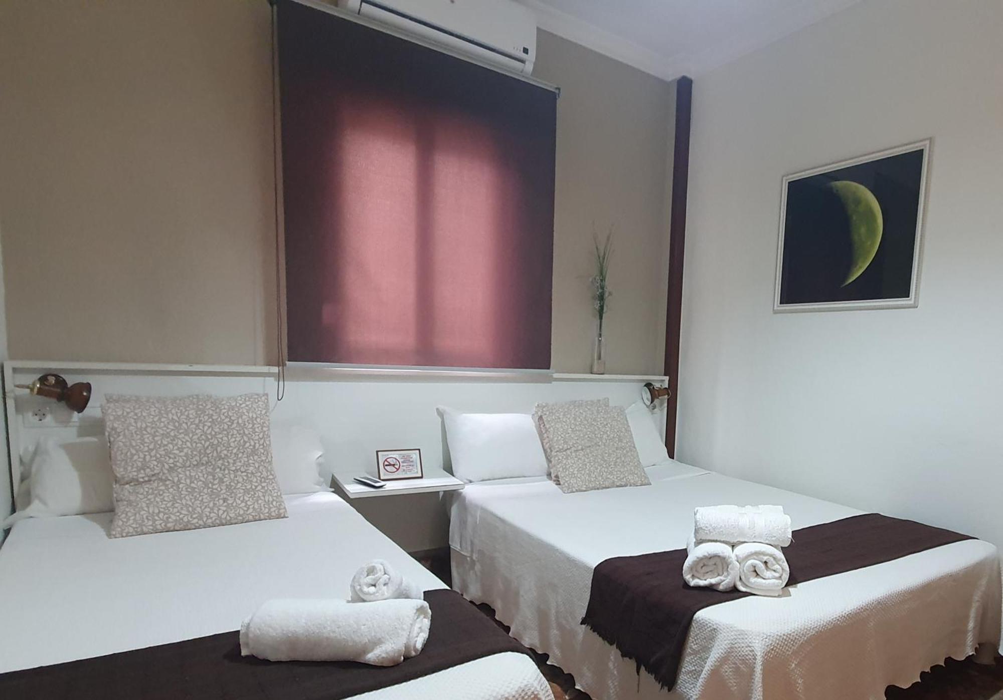 Luna-Guest Rooms Alcalá de Guadaira Exterior foto