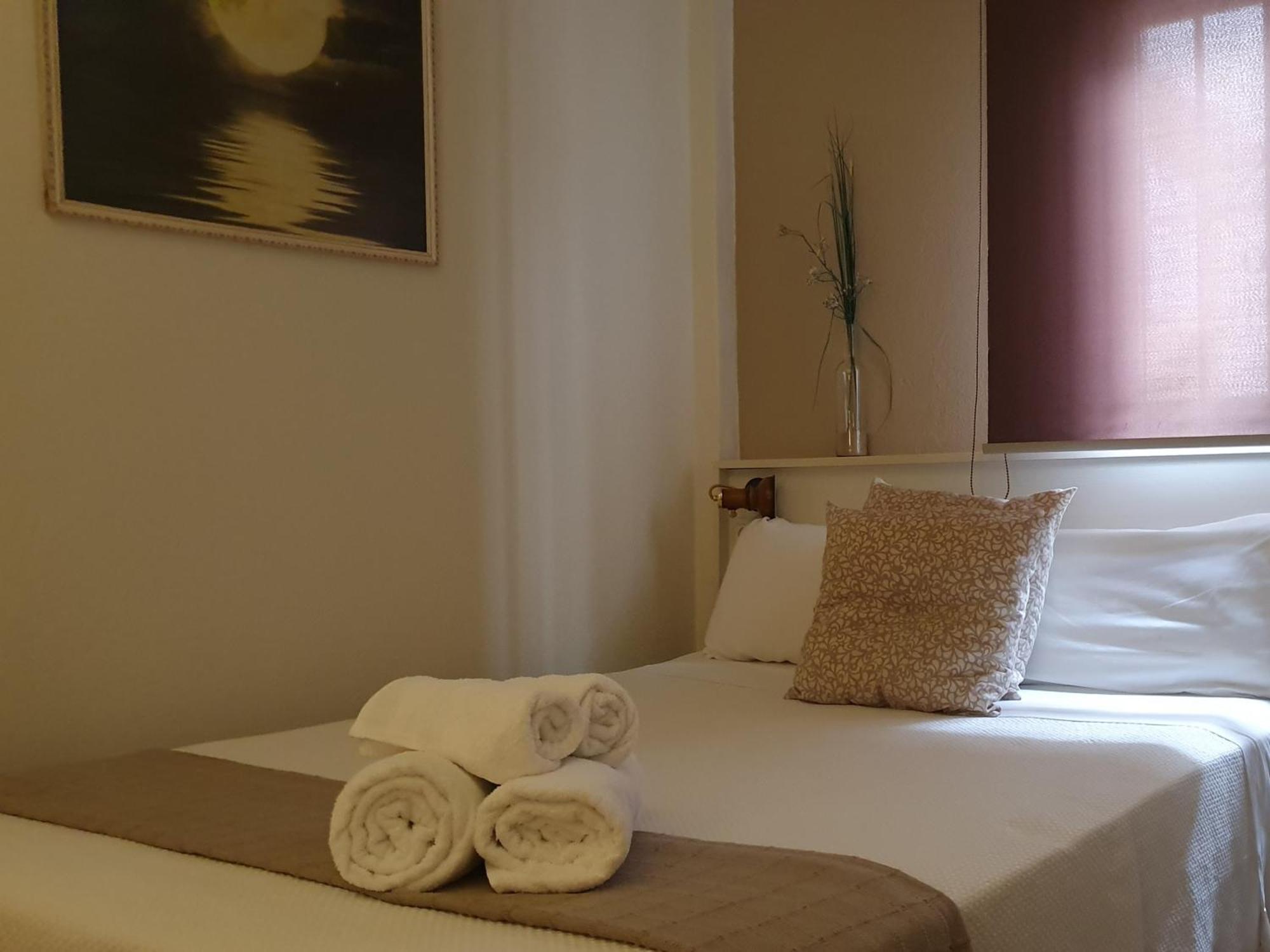 Luna-Guest Rooms Alcalá de Guadaira Exterior foto